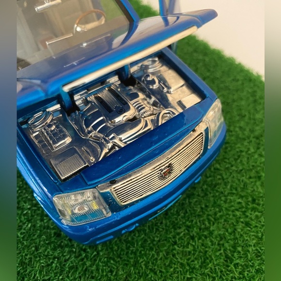 Jada Dub City 1:24 Diecast 2002 Cadillac Escalade EXT Blue Custom Lowrider Truck - Picture 6 of 14